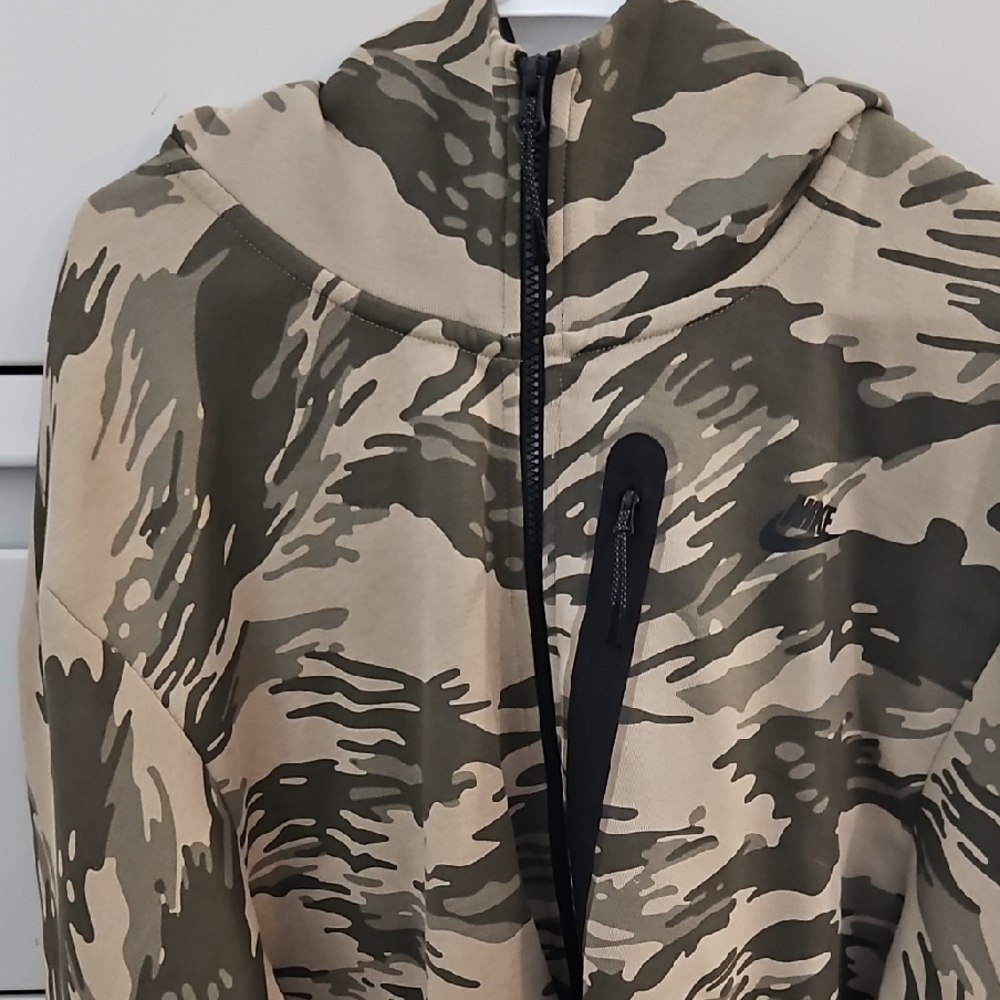 Nike Tan and Green Camouflage Hoodie